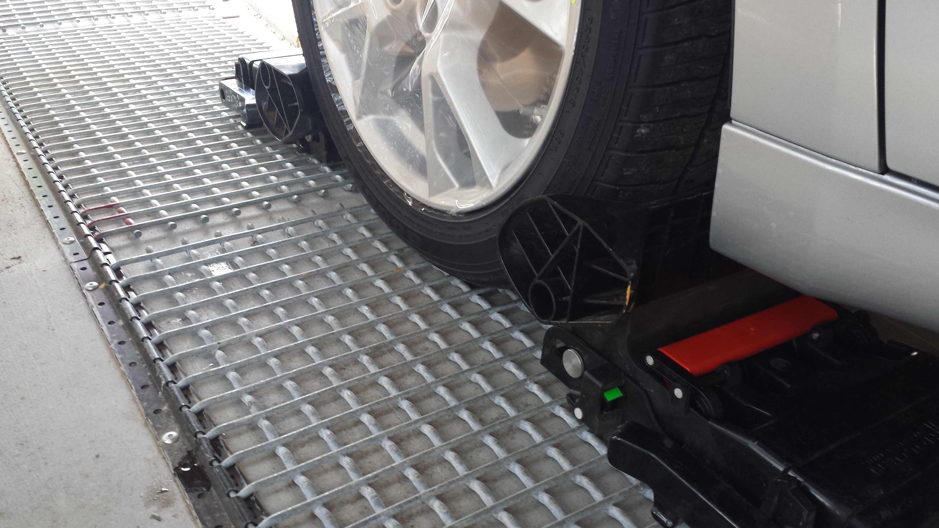 Holden America Grip-Lock Chock - Red for Right hand 